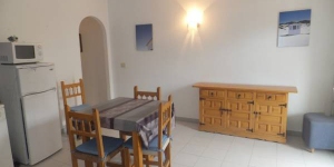   Soggiorna nel cuore di Roses  Located 450 metres from Roses Beach, J&V Toledo apartment offers self-catering accommodation with a spacious furnished terrace in Roses.  Figueres is a 30-minute drive away.