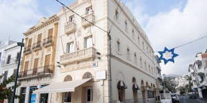 Отель La Residencia находится в центре города Кадакес, всего в 50 метрах от пляжа. К услугам гостей номера с телевизором.