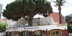  El Hotel la Masia está ubicado en el paseo marítimo de Port-Bou, en la frontera francesa. Ofrece aparcamiento y bonitas vistas.