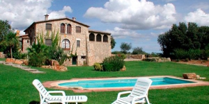  Can Cufi offers rustic-style apartments in a tranquil area 2 km outside Seriñá. Guests can enjoy the shared garden with swimming pool, BBQ facilities and children’s playground.