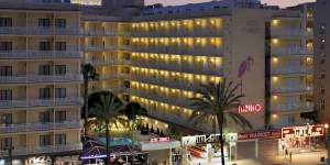   Verblijf in het hart van Lloret de Mar  Gran Hotel Flamingo ligt op slechts 150 meter van het strand van Lloret en heeft een buitenzwembad en een kleine supermarkt. Alle stijlvolle kamers zijn voorzien van een flatscreen-tv en een balkon met uitzicht op de stad of het zwembad.