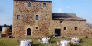  Implanté à Pals sur la Costa Brava, l'Hotel Es Portal occupe une ferme rénovée du XVIe siècle. Doté d'un restaurant, il propose des hébergements avec une connexion Wi-Fi gratuite et la climatisation.