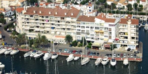  Featuring a private terrace overlooking the marina, Apart-rent Apartamentos Port Grec is located in Empuriabrava. The property offers air-conditioned apartments set 15 minutes’ walk from the beach.