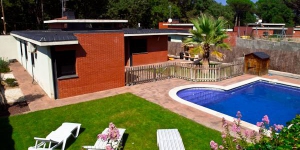 Villa Budha in Sils heeft een buitenzwembad. Het vakantiehuis ligt op 20 minuten rijden van het centrum van Girona en heeft een prachtige tuin en een gemeubileerd terras.