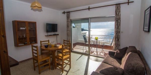  Set in the beachfront and with direct access to Almadraba Beach, Agi Veronés Platja offers accomodation in Roses. Each apartment features a private terrace with sea views and a dining table.