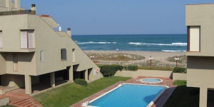  Situated directly at the beach and opposite the golf course lies the beautiful complex of Villa de Golf. consisting of three floors and several apartments.