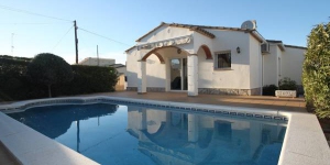  This detached holiday home with private pool is only 2 km away from the beach in the beach resort L Escala. The holiday home has a beautiful half open-plan kitchen and its own garage.