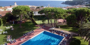  In einer 7000 m² großen Gartenanlage, nur 200 m vom Strand von Calella de Palafrugell entfernt, empfängt Sie das Hotel Alga. Freuen Sie sich auf einen Außenpool und kostenfreies WLAN.