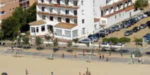  El Hotel Rosa dels Vents está en el paseo marítimo de Sant Antoni de Calonge, en la Costa Brava. La mayoría de sus habitaciones tienen vistas al mar y todas cuentan con balcón privado.
