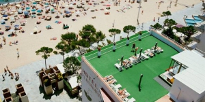  Dieses Hotel liegt am Strand von Platja d'Aro und bietet eine Dachterrasse mit Pool, Whirlpool und Fitnesscenter. Es verfügt über klimatisierte Zimmer mit eigenem Balkon, kostenfreiem WLAN und Sat-TV.