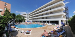  Het Medplaya Aparthotel Esmeraldas ligt op 650 meter van het strand Tossa de Mar aan de Costa Brava. Het biedt een seizoensgebonden buitenzwembad en appartementen met airconditioning, satelliet-televisie en een eigen balkon.