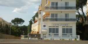  El Hostal La Fosca está situado en Palamós, frente a la playa, y ofrece conexión Wi-Fi gratuita y un restaurante que sirve exquisitos platos locales. Este hostal ofrece habitaciones con 2 camas individuales, baño privado pequeño y vistas completas o parciales al mar.
