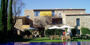  Located in the small medieval countryside village of Monells not far from Girona, the Costa Brava and at the foot of the 'Gavarres' mountain range, the Hotel Arcs de Monells offers comfortable and well equipped accommodations full of character, in an especially picturesque location. .