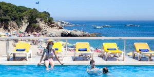  H Top Caleta Palace ligt direct aan het strand van Cala Rovira en beschikt over een buitenzwembad en tuinen. Alle ruime kamers zijn voorzien van airconditioning en een eigen balkon.