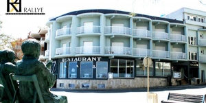  El Rallye Hotel, de gestió familiar, es troba a primera línia de mar de l'Escala, a només 2 minuts a peu del centre. Ofereix internet Wi-Fi gratuïta i un restaurant de disseny que serveix cuina mediterrània.