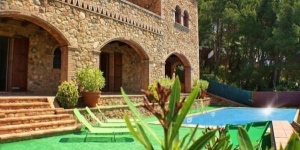  La Masia de Tamariu is located in Tamariu, just 5 minutes' drive from various beautiful coves on the Costa Brava. This charming property has a terrace with an outdoor pool and mountain views.