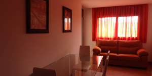   Allotja't al centre de Lloret de Mar  Featuring a private balcony with city views, this air-conditioned apartment is located 5 minutes’ walk from Lloret de Mar Beach. Lloret de Mar Bus Station is right beside 3 Coronas.