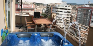   Apartaments Girona biedt een open loft appartement in de historische wijk van Girona, op 500 meter van de kathedraal. Er is gratis WiFi beschikbaar.
