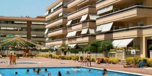  L'Apartamentos Ses Illes propose des appartements fonctionnels situés à 400 mètres de la plage de Sabanell à Blanes. L'établissement est doté d'une piscine extérieure et tous les hébergements disposent d'une terrasse privée.