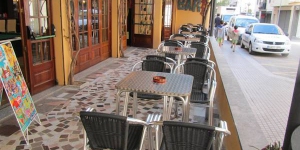   Alójate en el centro de Lloret de Mar  El Hostal Semáforo está situado a 250 metros de la playa de Lloret de Mar. Cuenta con bar con terraza al aire libre y habitaciones con decoración sencilla y baño privado.