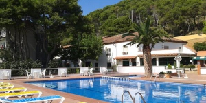  El Hotel La Masia ofrece una piscina al aire libre de temporada, jardín, zona de barbacoa, sala de juegos y ocio nocturno en L'Estartit. Se encuentra a 10 minutos a pie de la playa.