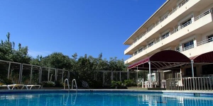  Situé à 850 mètres de la plage, l'Apartamentos La Masia propose une piscine extérieure commune ainsi qu'une terrasse dotée d'un barbecue. Cet établissement vous attend à L'Estartit, à 1,3 km de la réserve marine des îles Medes.