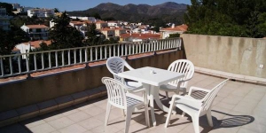 Holiday home Lobit Arriba is located in Llanca. There is a full kitchen with a dishwasher and an oven.