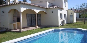  Holiday home Lluna is located in L'Escala. The accommodation will provide you with a balcony.