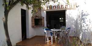  Holiday home Lia I is located in Llanca. There is a full kitchen with a microwave and an oven.