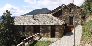  Apartment El Monjo De Can Bonada is a self-catering accommodation located in Queralbs. The property is 2 km from Vall de Núria Ski station and 6.