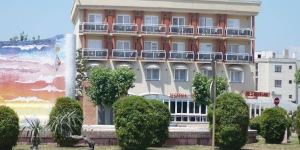  Hotel Silvia ligt aan de Costa Brava in Empuriabrava, 1 van de grootste, residentiële jachthavens van Europa. Het biedt een 24-uursreceptie en kamers met een eigen badkamer.