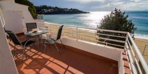 Los Apartamentos Almadraba Platja 3000 se encuentran en la villa de Roses, a 1,6 km de la playa, y están equipados con terraza amueblada con vistas al mar. Todos los apartamentos disponen de zona de estar con TV y un sofá cama.