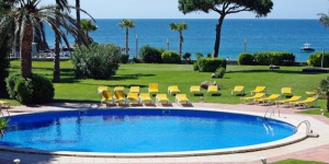  Am Strand von San Pol an der Costa Brava wohnen Sie in diesem eleganten Hotel umgeben von einem 8.000 m² großen Garten mit Aussicht auf das Mittelmeer.