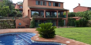  Das in Sant Julià de Ramis gelegene Qlodging Villas bietet einen Außenpool und kostenloses WLAN. Dieses geräumige Apartment sorgt mit einem TV, einem Balkon und einer Terrasse für Komfort.