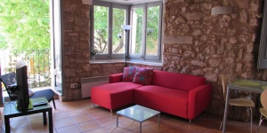  Set in the old Jewish quarter and surrounded by medieval buildings, Qlodging Lledoners apartments in Girona have preserved the traditional stone walls, windows and pillars. Free Wi-Fi is included.