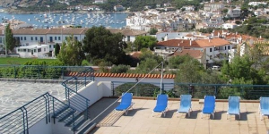  El Carpe Diem Cadaqués ofrece amplios apartamentos independientes situados junto a las playas de la Costa Brava. Dispone de una piscina al aire libre y de un pintoresco jardín con olivos y almendros.
