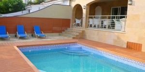  Located in Empuriabrava, Apart-Rent Villa Pani 100 A offers an outdoor pool. This self-catering accommodation features WiFi.