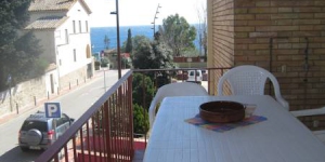  Located in Calella de Palafrugell, Apartamentos Port-Pelegri features a furnished terrace with sea and city views. The beach is just 100 metres from the apartment.