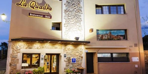  Hotel-Restaurante La Quadra is located in the picturesque village of Maçanet de Cabrenys, a medieval town, with characteristic long and winding roads set in the mountains of the Alt Empordà. This family-run hotel offers a relaxing getaway in the clean mountain air.