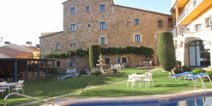  Le Sant Joan, hôtel à la gestion familiale, est situé au cœur de la Costa Brava, en Catalogne, et est entouré de 550 m² de jardins. Il dispose d'un bain à remous et d'une piscine extérieure chauffée, ouverte de juin à octobre.
