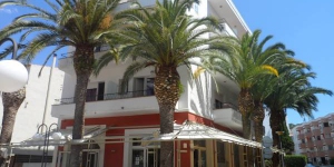  Situé dans un quartier calme de Tossa de Mar, l'Hotel Canaima se trouve à 250 mètres de la plage. Entouré de palmiers, il propose des chambres dotées d'une salle de bains privative.