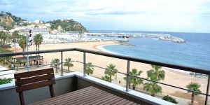  Das Aiguaneu Sa Carbonera bietet voll ausgestattete Apartments mit kostenfreiem WLAN und einem Balkon. Hier wohnen Sie in Blanes direkt am Strand.