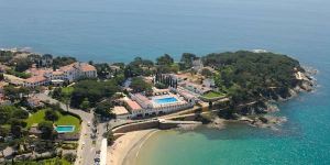  Set just 110 yards from S’Agaro Beach, the 5-star Hostal de la Gavina features a spa, tennis club and outdoor pool surrounded by Mediterranean grounds. Rooms offer wonderful sea views.