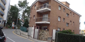   Allotja't al centre de Lloret de Mar  Set 400 metres from Lloret de Mar Beach, Apartamentos Kesito features 2-bedroom apartments with free private parking. It offers air conditioning and a private balcony with views of the town.