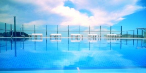  Els apartaments Condado són a 700 m de la tranquil·la platja de Fenals i a 15 minuts a peu de l'animada població de Lloret de Mar. Ofereixen una piscina al terrat i els apartaments tenen capacitat fins a 8 persones.