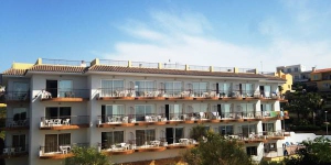  Apartamentos Muntanya Mar are located just a 5 minute walk from the beach in Blanes. The complex offers an outdoor pool and apartments with a private balcony with sea views.