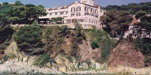  Отель Sant Roc находится на холме с видом на город Калелья-де-Палафружель и залив на побережье Коста-Брава. К услугам гостей номера с кондиционером и балконом.