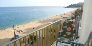   Verblijf in het hart van Lloret de Mar  Apartamento Joan Dural ligt tegenover het strand in Lloret de Mar en biedt accommodatie met eigen kookgelegenheid en een gemeubileerd balkon met uitzicht op zee. Blanes is in 12 minuten rijden te bereiken.