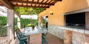  Located in L'Escala, Villa L'Escala 1 offers an outdoor pool. There is a full kitchen with a dishwasher and a microwave.