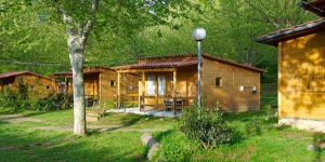  Set in the beautiful catalonian countryside, Camping La Vall d'Hostoles offers fully-equipped, wooden bungalows with free WiFi and a free private parking on site. Each heated bungalow has a double bedroom, and a bathroom with a bath.